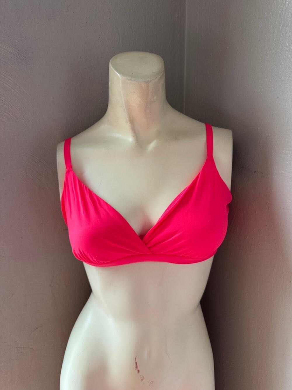 SKIMS Fits Everybody Triangle Bralette in the shade "Ultra Pink".
